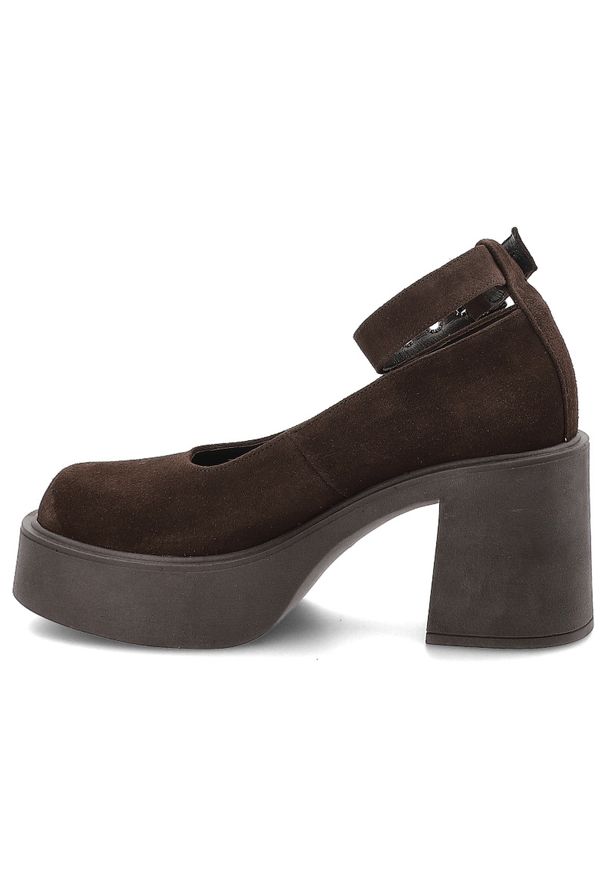 Półbuty damskie Karino, na masywnym klocku skórzane z okrągłym noskiem i zapinane sprzączką, mokka, 5638-015-P. Okazja: na co dzień. Nosek buta: okrągły. Zapięcie: klamry, sprzączka. Kolor: brązowy. Materiał: skóra, welur. Obcas: na obcasie. Styl: casual, vintage, retro, elegancki. Wysokość obcasa: wysoki