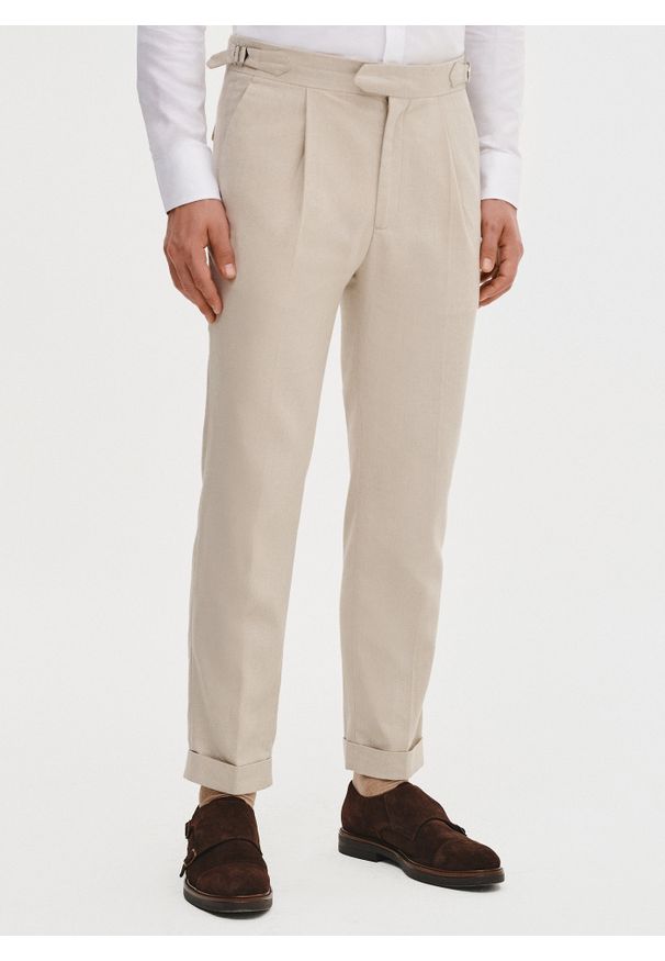 Pako Lorente - PAKO LORENTE - Beżowe spodnie męskie z lnem. Okazja: na co dzień. Kolor: beżowy, niebieski. Materiał: len. Sezon: lato. Styl: casual