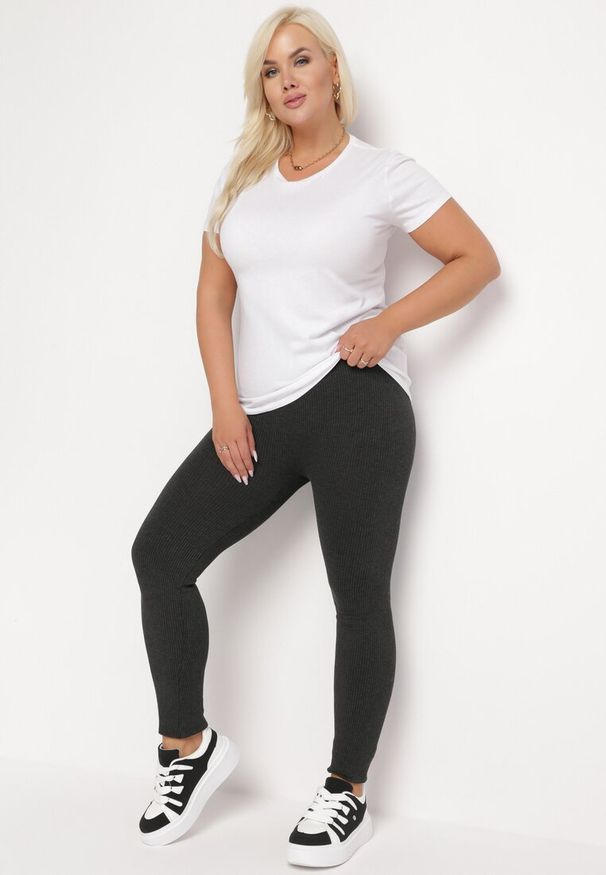 Born2be - Ciemnoszare Legginsy z Szeroką Gumką w Pasie Abinga. Okazja: na co dzień. Kolekcja: plus size. Kolor: szary. Materiał: prążkowany. Wzór: aplikacja. Styl: klasyczny, elegancki, casual