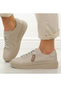 Beżowe skórzane ażurowe półbuty damskie DiA 5938. Okazja: na co dzień. Zapięcie: sznurówki. Kolor: beżowy. Materiał: skóra. Szerokość cholewki: normalna. Wzór: ażurowy. Sezon: wiosna, jesień, lato. Styl: casual, klasyczny #1