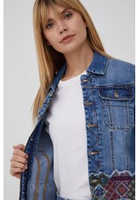 Desigual kurtka jeansowa damska przejściowa. Okazja: na co dzień. Kolor: niebieski. Materiał: jeans. Styl: casual #5