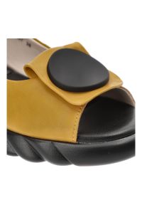 Żółte Sandały Artiker Modne Obuwie Damskie. Kolor: żółty. Materiał: skóra. Sezon: lato. Styl: klasyczny, elegancki