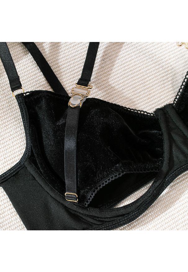 Intica - Komplet bielizny z chokerem na romantyczny wieczór Anahi. Kolor: czarny. Materiał: materiał