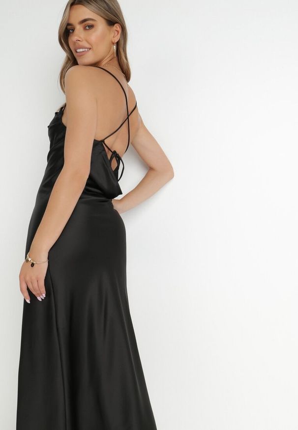 Born2be - Czarna Sukienka Satynowa Chrentizo. Kolor: czarny. Materiał: satyna. Długość rękawa: na ramiączkach. Wzór: gładki. Styl: wizytowy. Długość: maxi