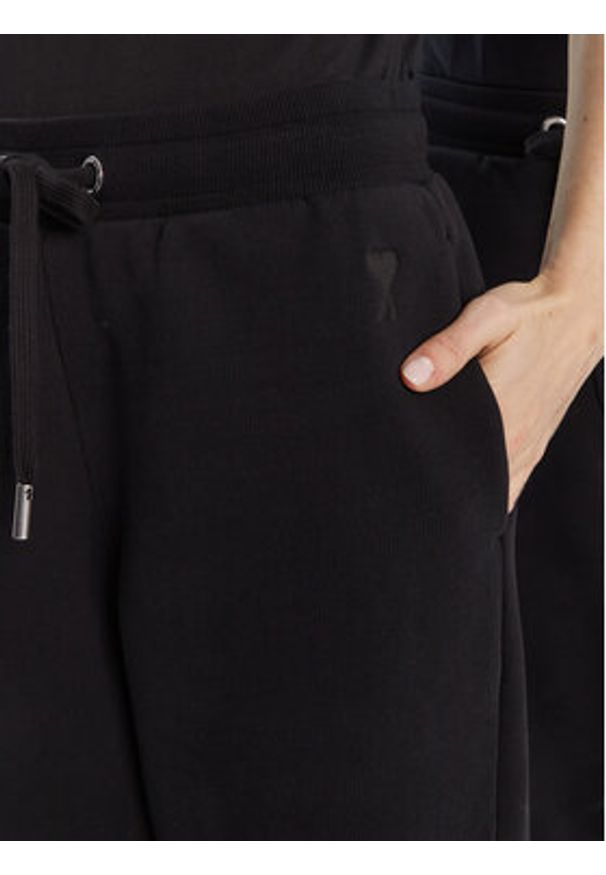 AMI PARIS - AMI Paris Spodnie dresowe UTR240.747 Czarny Regular Fit. Kolor: czarny. Materiał: bawełna