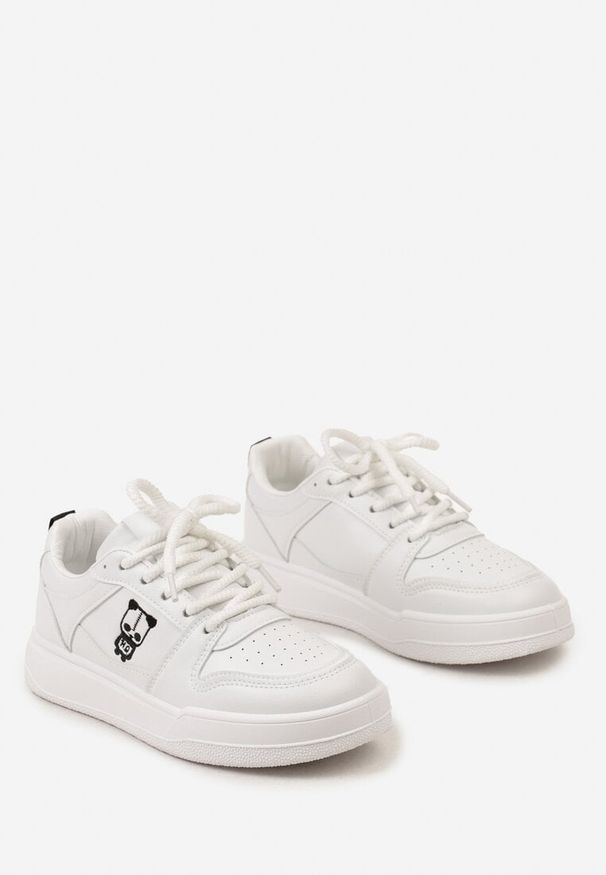 Born2be - Białe Sneakersy z Ekoskóry na Grubej Podeszwie z Naszywką i Sznurowaniem Irveta. Kolor: biały. Materiał: jeans. Wzór: aplikacja