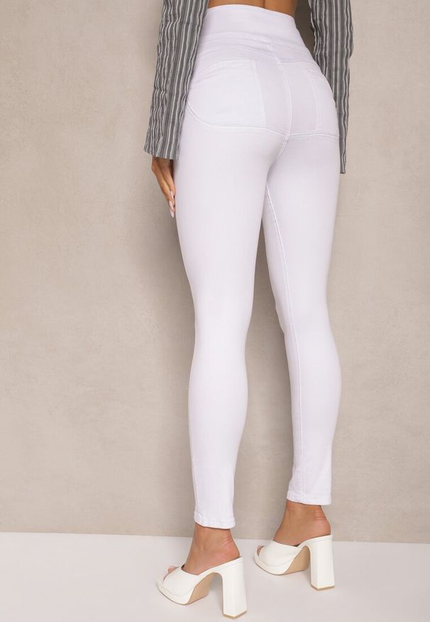 Renee - Białe Jeansy Skinny z Bawełną High Waist Ozdobione Guzikami Callirna. Okazja: na co dzień. Stan: podwyższony. Kolor: biały. Wzór: aplikacja. Styl: casual, elegancki