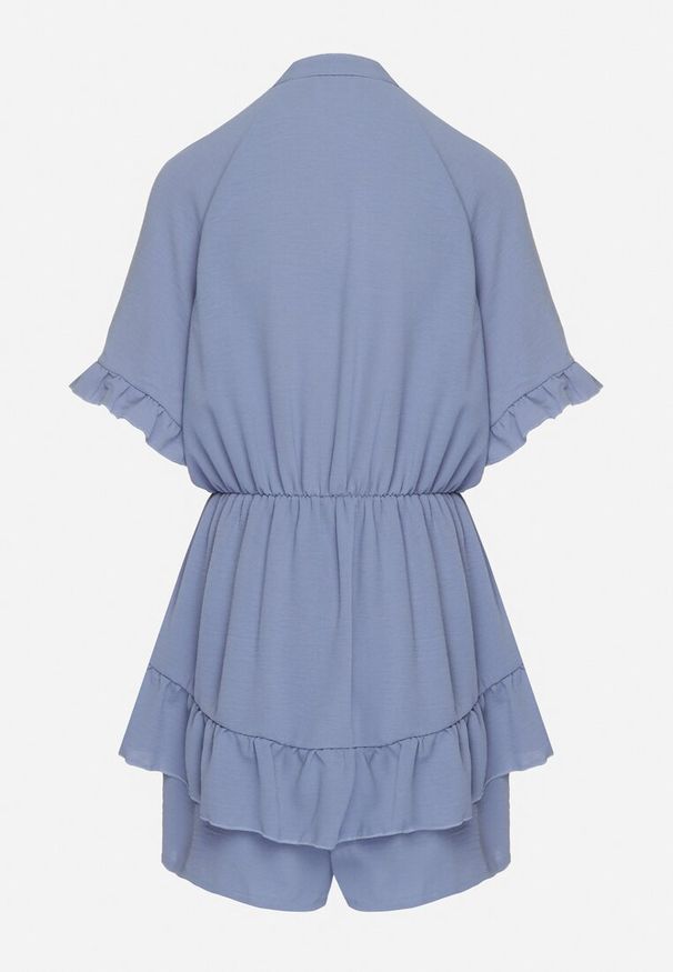 Born2be - Niebieski Taliowany Kombinezon z Gumką w Talii i Ozdobną Falbanką przy Rękawach Nanselena. Kolor: niebieski. Długość rękawa: krótki rękaw. Długość: krótkie. Styl: elegancki