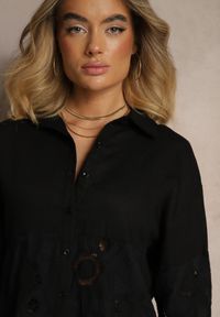 Renee - Czarna Koszula Oversize z Lnem Zdobiona Ażurowymi Wstawkami Dannivra. Okazja: na co dzień, na spotkanie biznesowe, do pracy. Kolor: czarny. Materiał: len. Długość rękawa: długi rękaw. Długość: długie. Wzór: aplikacja, ażurowy. Styl: biznesowy, elegancki, casual #5