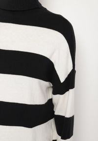 Born2be - Czarno-Biały Golf w Paski o Dłuższym Kroju Ralinia. Okazja: na co dzień. Typ kołnierza: golf. Kolor: czarny. Materiał: jeans. Długość: długie. Wzór: paski. Styl: casual, elegancki, sportowy #6