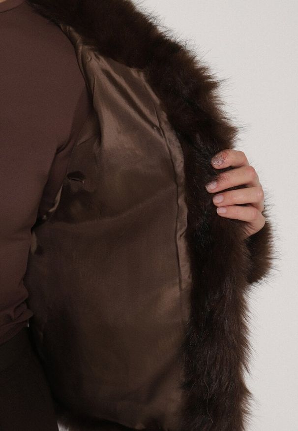 Born2be - Brązowa Krótka Kurtka Futerko z Kołnierzem Anantia. Okazja: do pracy, na co dzień, na randkę. Kolor: brązowy. Materiał: futro. Długość: krótkie. Styl: casual