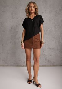 Renee - Czarna Bluzka z Lnem i Wiskozą o Nietoperzowym Kroju z Krótkim Rękawem Herira. Okazja: na co dzień. Typ kołnierza: dekolt w serek. Kolor: czarny. Długość: krótkie. Wzór: aplikacja. Materiał: wiskoza, len. Długość rękawa: krótki rękaw. Sezon: lato. Styl: elegancki, casual #3
