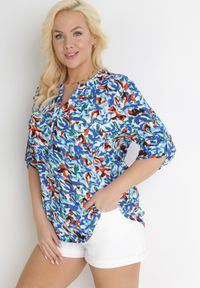 Born2be - Niebieska Bluzka w Kwiaty z Długim Rękawem i Rozszerzanym Dołem Trenusi. Kolekcja: plus size. Kolor: niebieski. Długość rękawa: długi rękaw. Długość: długie. Wzór: kwiaty #1