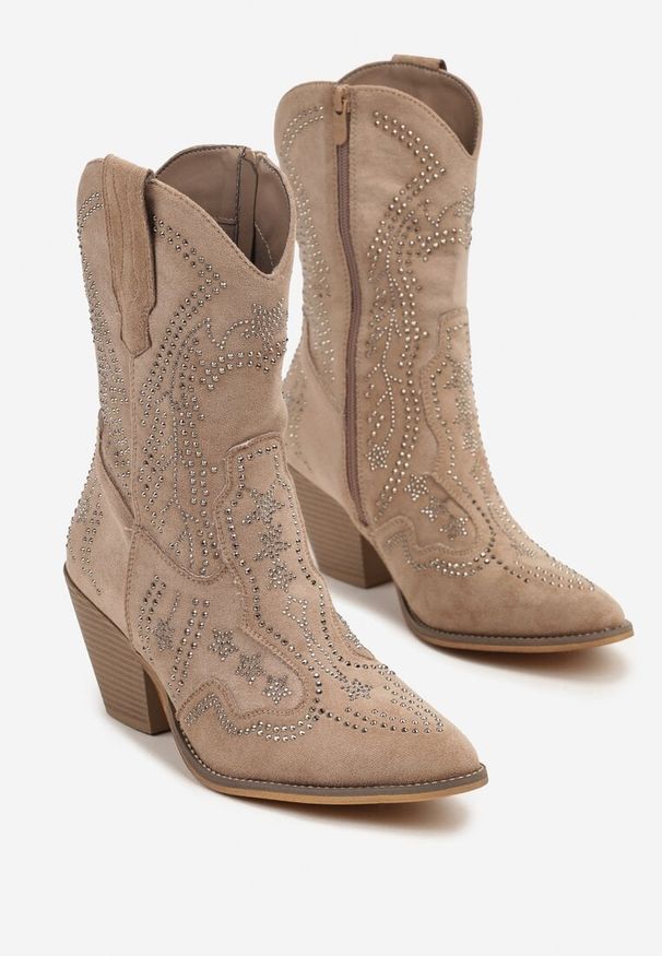 Renee - Ciemnobeżowe Botki na Kowbojki na Słupku z Cyrkoniami Flarise. Okazja: na co dzień. Kolor: beżowy. Materiał: skóra, jeans. Wzór: aplikacja. Sezon: wiosna, jesień. Obcas: na słupku. Styl: casual, elegancki