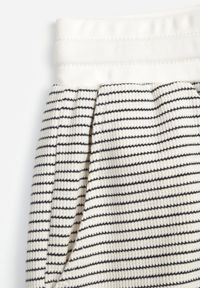 Born2be - Kremowo-Czarne Bawełniane Szorty Dresowe w Drobne Paseczki Wiązane na Sznurki Loregune. Okazja: do domu, na co dzień. Kolor: czarny. Materiał: bawełna, dresówka. Długość: krótkie. Wzór: gładki. Styl: elegancki, klasyczny, casual #4