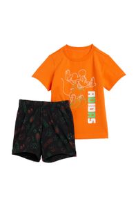 Adidas - Zestaw Disney Mickey Mouse Tee Set Kids. Kolor: pomarańczowy, biały, wielokolorowy. Wzór: motyw z bajki. Styl: sportowy