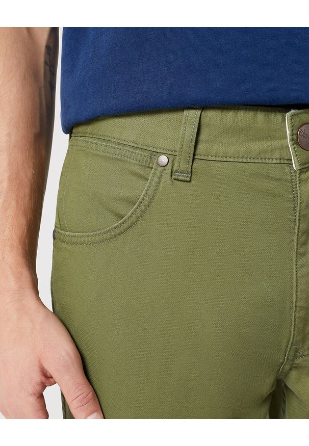 Wrangler - WRANGLER GREENSBORO MĘSKIE SPODNIE MATERIAŁOWE MATERIAŁ OLIVE W112350800