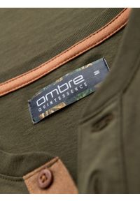 Ombre Clothing - T-shirt męski z dekoltem na guziki i zamszowym wykończeniem – ciemnooliwkowy V5 - Rozmiar: XL. Okazja: na co dzień. Kolor: oliwkowy. Materiał: zamsz. Wzór: gładki. Styl: klasyczny, casual #6
