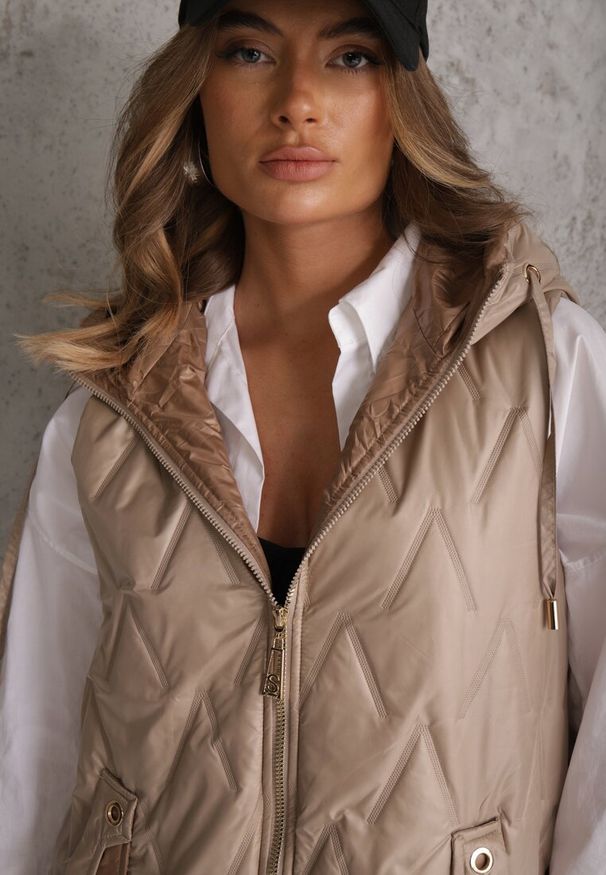 Renee - Brązowa Długa Kamizelka Pikowana z Nieodpinanym Kapturem Semaea. Kolor: brązowy. Materiał: prążkowany, jeans. Długość: długie. Styl: street