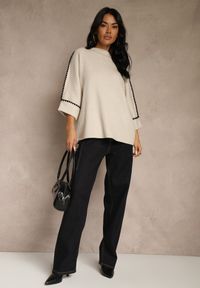 Renee - Beżowy Sweter Ozdobiony Lamówką na Rękawach Tusenna. Okazja: na co dzień. Kolor: beżowy. Materiał: jeans. Wzór: aplikacja. Styl: casual, elegancki, wizytowy #2