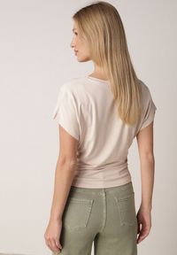 Born2be - Beżowy T-shirt z Wiskozy z Trójkątnym Dekoltem Achiore. Okazja: na co dzień. Kolor: beżowy. Materiał: wiskoza. Styl: casual, klasyczny #8