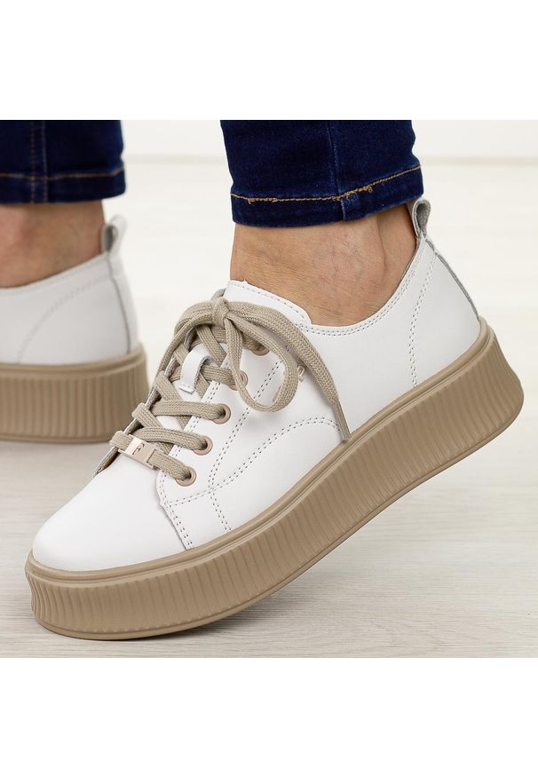 Białe skórzane półbuty damskie Filippo Dp6122/26. Nosek buta: okrągły. Kolor: biały. Materiał: skóra. Sezon: jesień, wiosna, lato. Obcas: na platformie. Styl: klasyczny, elegancki