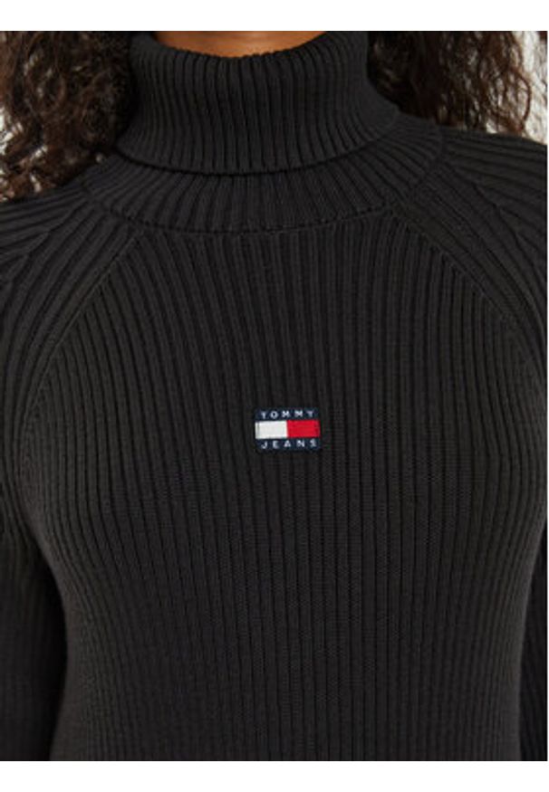 Tommy Jeans Sukienka dzianinowa Tjw Mockneck Badge DW0DW19815 Czarny Regular Fit. Kolor: czarny. Materiał: bawełna