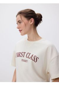 Reserved - T-shirt z nadrukiem - złamana biel. Materiał: bawełna. Długość: krótkie. Wzór: nadruk #1