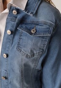 Born2be - Jasnoniebieska Jeansowa Kurtka z Przetarciami i Kieszeniami z Klapami Hazelle. Okazja: na co dzień. Kolor: niebieski. Materiał: jeans. Długość rękawa: długi rękaw. Długość: długie. Styl: klasyczny, casual #6