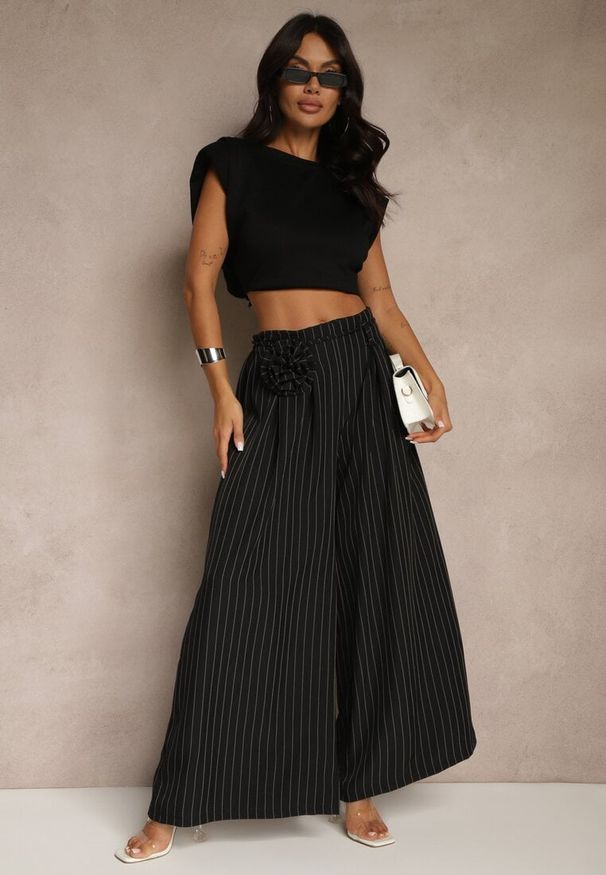 Renee - Czarne Spodnie Palazzo High Waist Ozdobione Broszką Kwiatem Folassea. Stan: podwyższony. Kolor: czarny. Wzór: kwiaty, aplikacja