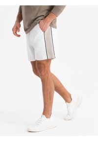 Ombre Clothing - Męskie krótkie spodenki dresowe w szerokie pasy – złamana biel V1 - Rozmiar: L. Okazja: na co dzień. Kolor: biały. Materiał: dresówka. Długość: krótkie. Styl: sportowy, casual #4