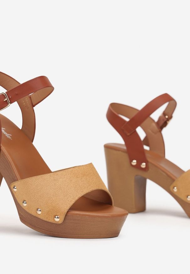 Born2be - Brązowe Sandały na Słypku ze Sprzączką i Ozdobnymi Nitami Isara. Okazja: na co dzień. Zapięcie: sprzączka. Kolor: brązowy. Materiał: zamsz. Styl: casual