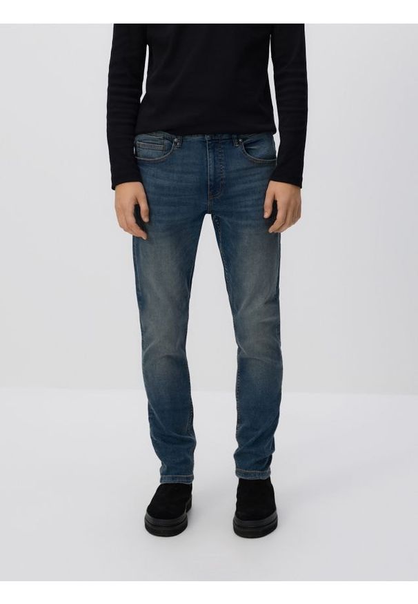 Reserved - Jeansy slim z efektem sprania - granatowy. Kolor: niebieski