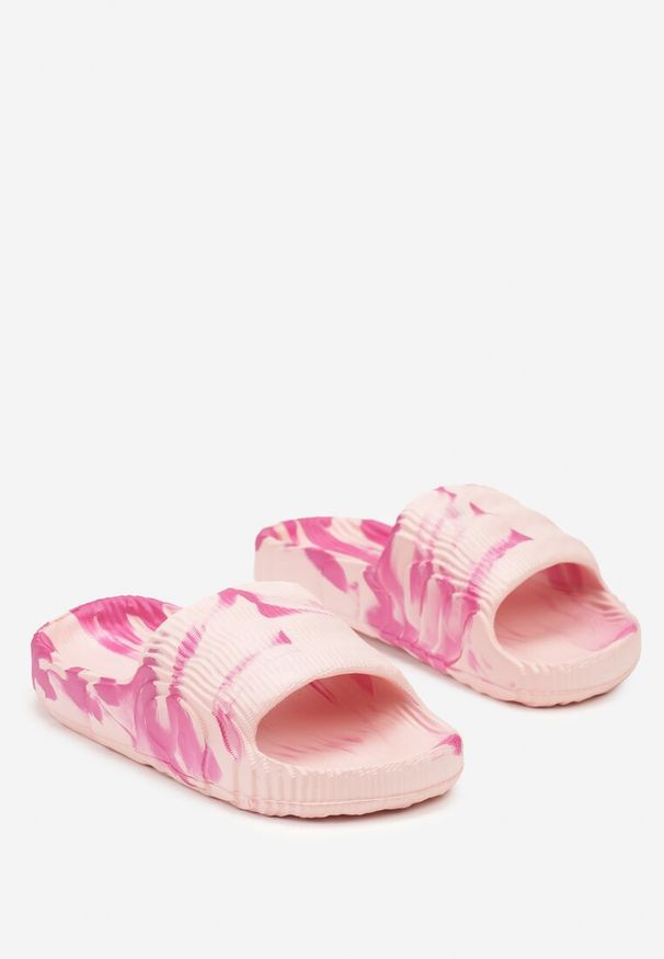 Renee - Różowo-Fuksjowe Klapki Typu Tie-Dye na Płaskiej Podeszwie z Pianki Tessane. Okazja: na imprezę, na spacer. Kolor: różowy. Materiał: bawełna. Sezon: lato. Obcas: na płaskiej podeszwie. Styl: elegancki