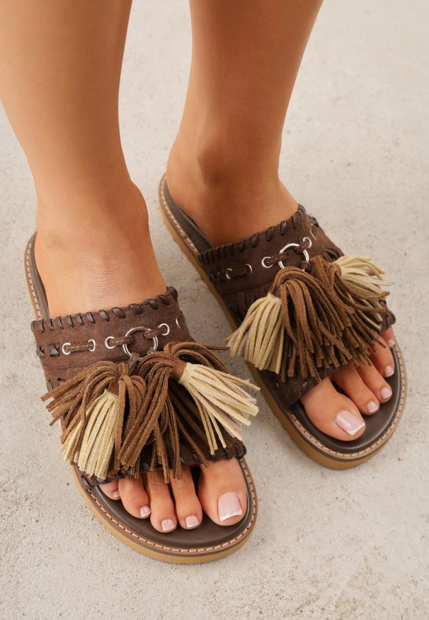 Born2be - Ciemnobrązowe Płaskie Klapki Boho VICES z Imitacji Zamszu Zdobione Frędzlami Krili. Okazja: na co dzień, na spacer. Kolor: brązowy. Materiał: zamsz. Wzór: aplikacja. Sezon: lato. Obcas: na płaskiej podeszwie. Styl: boho