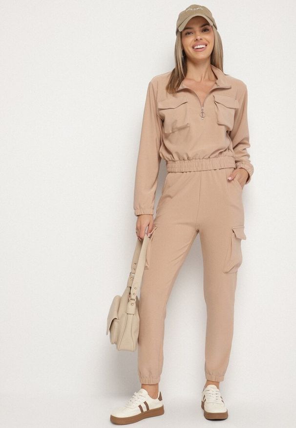 Born2be - Ciemnobeżowy Komplet Dresowy w Stylu Cargo Bluza na Suwak i Joggery Sitene. Kolor: beżowy. Materiał: dresówka. Sport: turystyka piesza