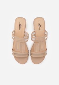 Born2be - Ciemnobeżowe Klapki z Geometrycznymi Paskami Adriameda. Okazja: na co dzień. Kolor: beżowy. Wzór: geometria. Sezon: lato. Styl: casual, elegancki, wakacyjny #4