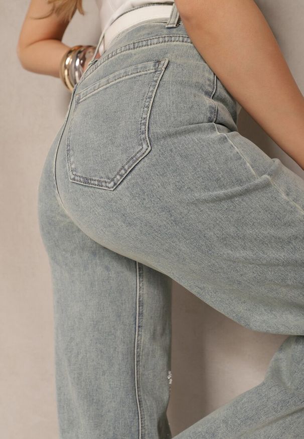 Renee - Jasnoniebieskie Jeansy High Waist o Szerokim Kroju z Cyrkoniami i Koralikami Heltewi. Okazja: na co dzień. Stan: podwyższony. Kolor: niebieski. Wzór: aplikacja. Styl: elegancki, casual