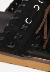 Renee - Czarne Klapki VICES na Płaskiej Podeszwie w Stylu Boho z Frędzlami Averathla. Okazja: na co dzień. Kolor: czarny. Materiał: denim, len. Wzór: aplikacja. Sezon: lato. Obcas: na płaskiej podeszwie. Styl: boho #7