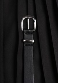 Renee - Czarna Rozkloszowana Spódnica z Wiskozy z Dodatkowym Paskiem z Klamrą Lowedina. Kolor: czarny. Materiał: wiskoza #8