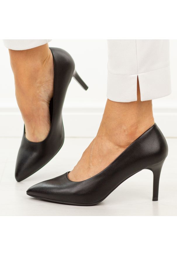 Czarne pu szpilki damskie Sergio Leone 1509. Okazja: na imprezę, na co dzień, na spotkanie biznesowe. Kolor: czarny. Materiał: skóra. Szerokość cholewki: normalna. Sezon: wiosna, lato, jesień. Obcas: na szpilce. Styl: wizytowy, klasyczny, casual, biznesowy, elegancki