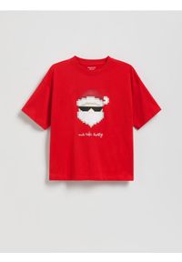 Reserved - Świąteczny t-shirt - czerwony. Kolor: czerwony. Materiał: dzianina, bawełna. Styl: wizytowy