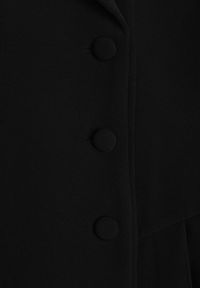 Renee - Czarna Rozkloszowana Sukienka Marynarka VICES z Usztywnianymi Ramionami Ilarita. Kolor: czarny. Materiał: tkanina. Wzór: gładki. Typ sukienki: kopertowe, trapezowe. Styl: elegancki #8