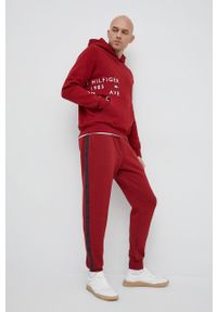 TOMMY HILFIGER - Tommy Hilfiger bluza męska kolor bordowy z kapturem z nadrukiem. Typ kołnierza: kaptur. Kolor: czerwony. Materiał: bawełna. Długość rękawa: długi rękaw. Długość: długie. Wzór: nadruk #3