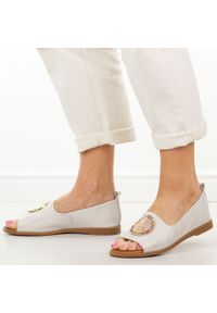 Białe skórzane płaskie sandały damskie Cambell 19389. Okazja: na co dzień. Kolor: biały. Materiał: skóra. Wzór: aplikacja. Sezon: wiosna, lato. Styl: casual, klasyczny, elegancki #1