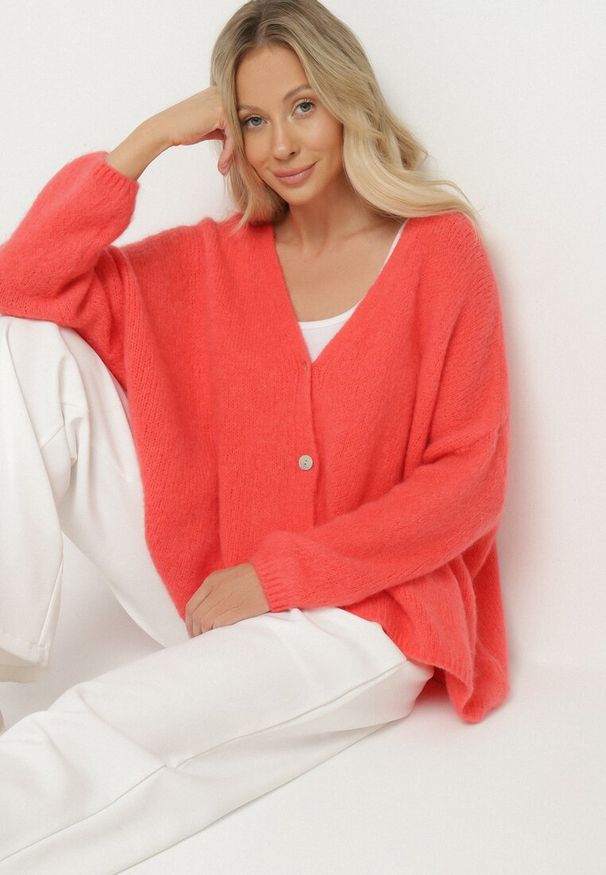 Born2be - Różowy Kardigan z Dekoltem w Serek z Dzianiny z Wełną i Moherem Lismio. Okazja: na co dzień. Typ kołnierza: dekolt w serek. Kolor: różowy. Materiał: dzianina, wełna, moher. Styl: casual, elegancki
