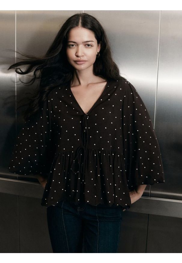 Reserved - Bluzka w groszki - ciemnobrązowy. Kolor: brązowy. Materiał: wiskoza, tkanina. Wzór: grochy