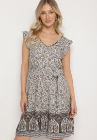 Born2be - Czarna Wiskozowa Sukienka o Rozkloszowanym Kroju z Wiązanym Paskiem Sepona. Okazja: na co dzień. Typ kołnierza: dekolt w kształcie V. Kolor: czarny. Materiał: wiskoza. Wzór: aplikacja. Styl: casual, elegancki #6