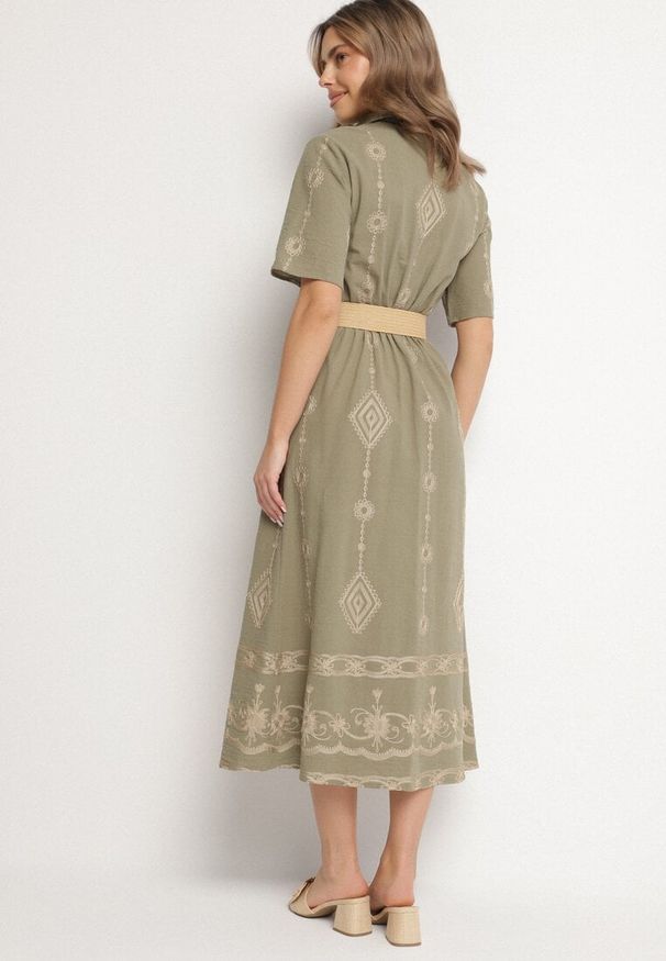 Born2be - Ciemnozielona Bawełniana Sukienka Koszulowa z Ozdobnym Paskiem i Haftem Evialisse. Okazja: na imprezę, na co dzień. Kolor: zielony. Materiał: bawełna. Wzór: haft. Typ sukienki: koszulowe. Styl: casual, elegancki