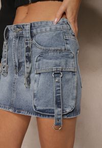 Renee - Niebieska Jeansowa Spódnica z Bawełny Ozdobiona Paskami Parimi. Okazja: na co dzień. Stan: podwyższony. Kolor: niebieski. Materiał: bawełna, jeans. Wzór: aplikacja. Styl: casual #3